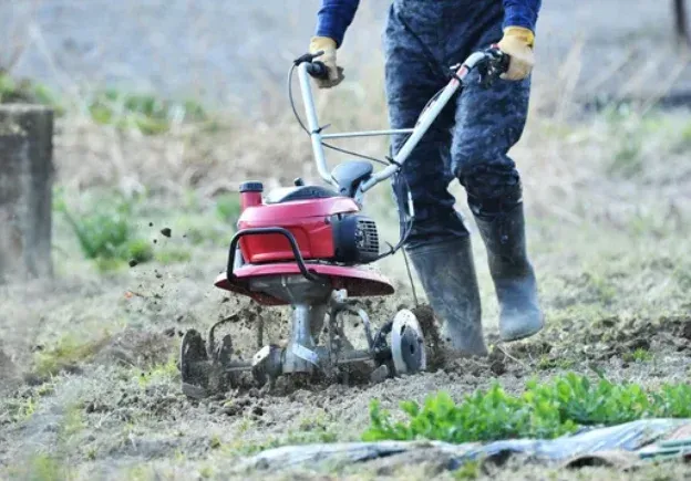 Passage de motoculteur à Lannemezan pour préparer une pelouse, Lannemezan, Maison Services et Compagnie